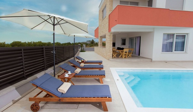 Luxury villa for 12 people, pool, sauna, whirlpool, tennis, golf, soccer field