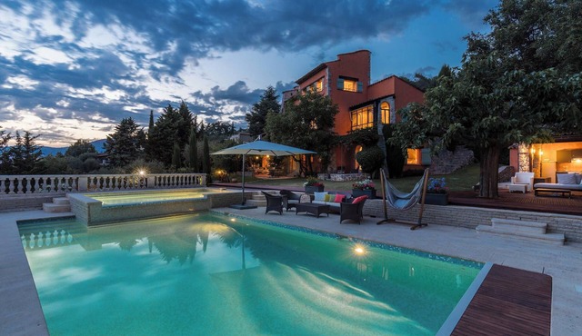 Luxury villa for 18 people with heated pool near Cannes