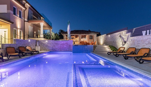 Luxury Villa for larger groups near Pula with private pool and whirlpool