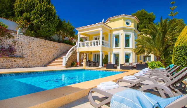Luxury villa for rent with large 10 by 5 pool