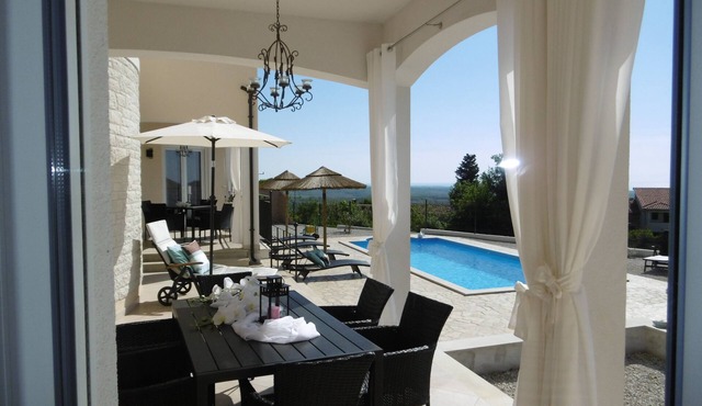 Luxury villa for up to 10 people 245sqm