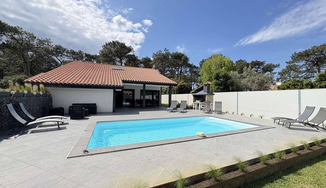 Luxury villa with heated pool near ocean in Biscarrosse Plage