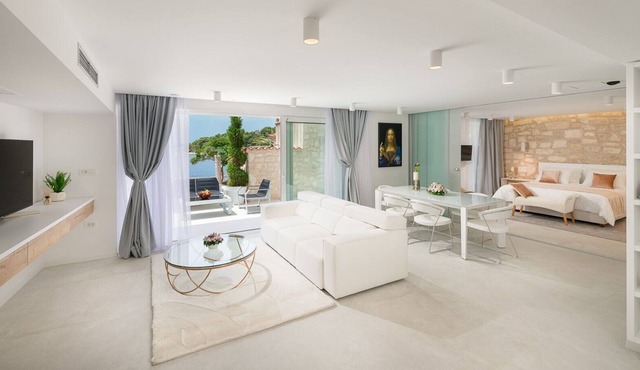 Luxury villa Gariful with jacuzzi in centre of Hvar