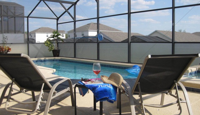 Luxury Villa, Gated Community, SOUTH FACING POOL/SPA, WIFI BBQ, mins to DISNEY!