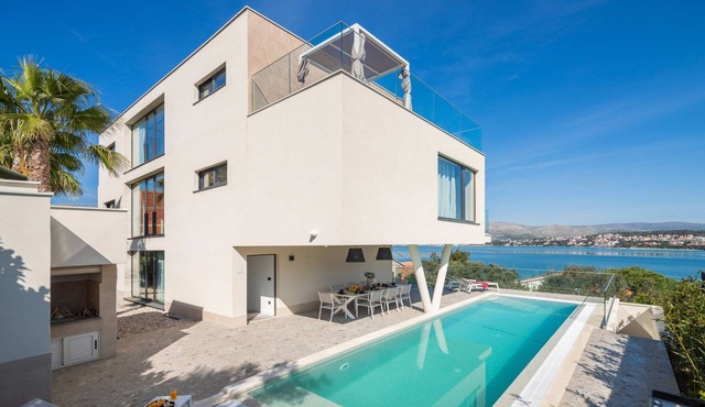 Luxury Villa Glass with Pool