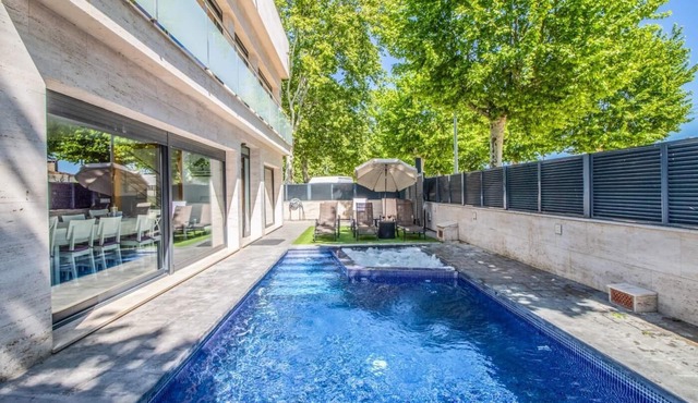 LUXURY VILLA, HEATED POOL WITH JACUZZI, INTERNET, NEAR BEACH