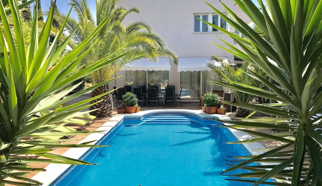 Luxury Villa, Heated Private Pool & Jacuzzi, Near Sitges, Sports, Relax by BBQ