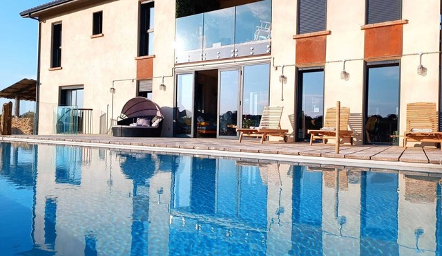 Luxury villa, heated infinity pool, hot tub near Carcassonne, South of France