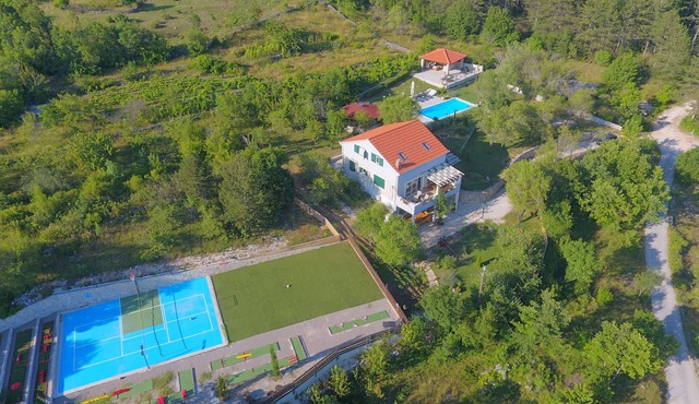 Luxury Villa HEAVEN No. 2, heated pool, for 11, near Split