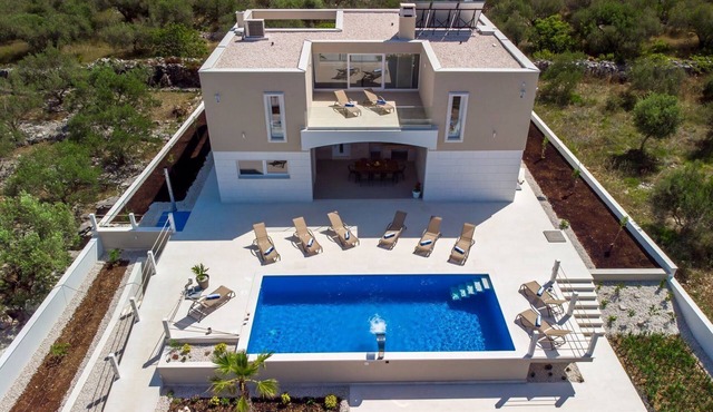 Luxury villa Hileja with heated pool , 15 km from airport. 14 people capacity