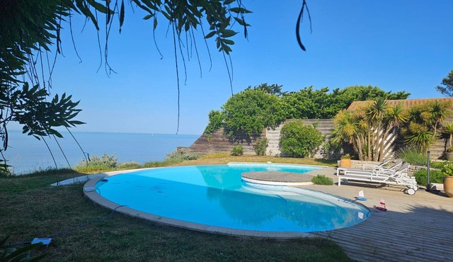 Luxury Villa in Angoulins, Private Pool, Up to 12 Guests