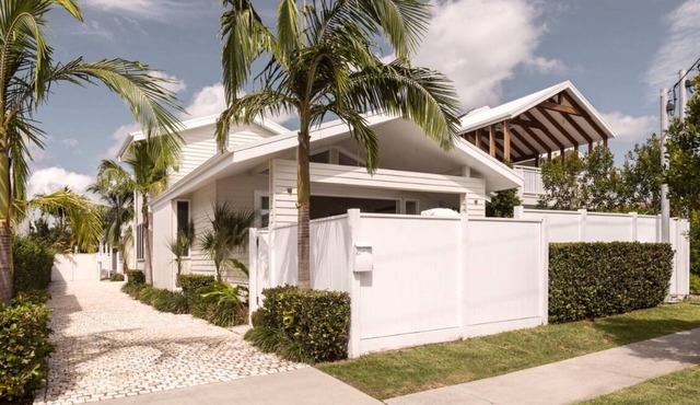Luxury Villa in heart of Burleigh- Long term rental minimum 3 mths pet friendly