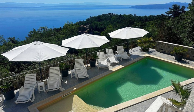 Luxury villa in breathtaking green place. Heated pool!