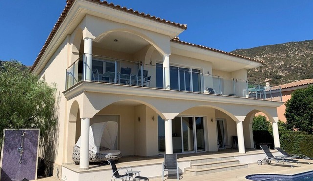 Luxury villa in a privileged location - sea view -private pool - fibre internet.