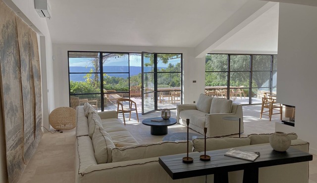 Luxury villa in Gordes With Exceptional Views, Not Overlooked, Sleeps 16