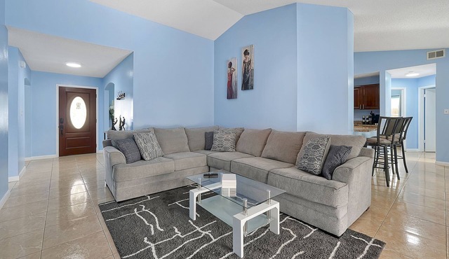 Luxury Villa in Orlando 4BD/2.5BA - Just 14 minutes away from Disney