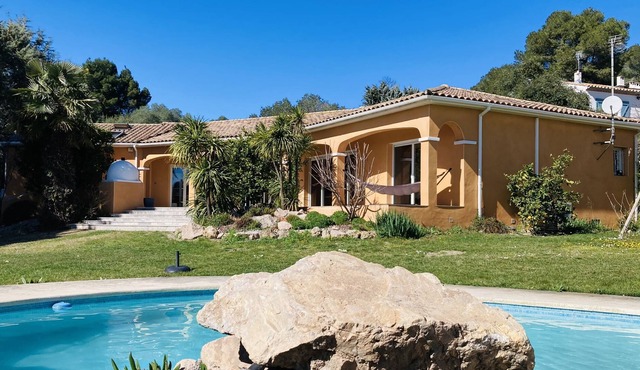 Luxury villa in PEZENAS, 20 minutes from the beach