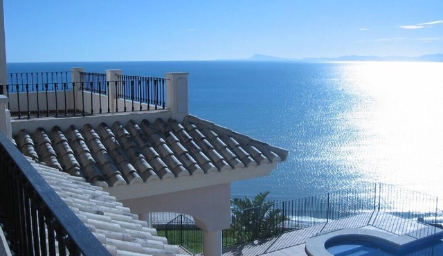 LUXURY VILLA in VALENCIA COAST. WI FI & private infinity saline pool near golf.