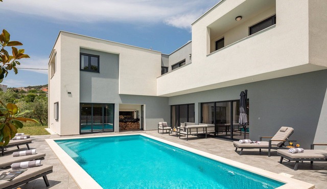 Luxury Villa IN with Pool