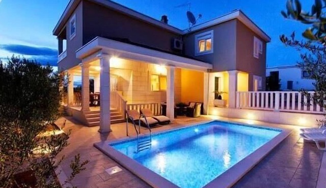 LUXURY VILLA IVAN WITH POOL, ISLAND ŠOLTA