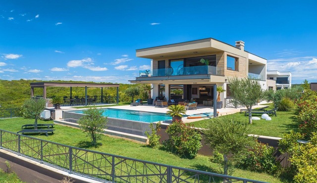 Luxury villa La Casaccia with a heated pool near Medulin with a stunning sea view.
