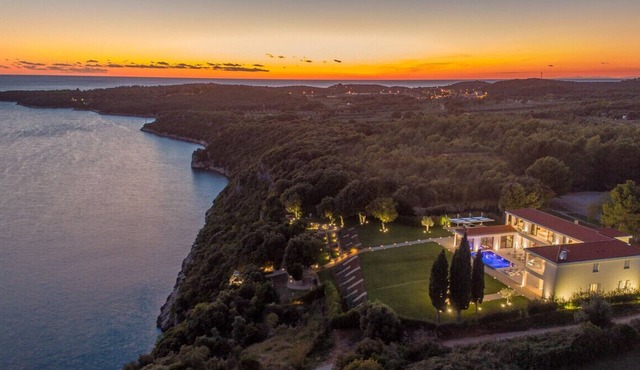 Luxury Villa La Reina for 10 people only 20 meters from the sea with wellness & heated pool near Poreč