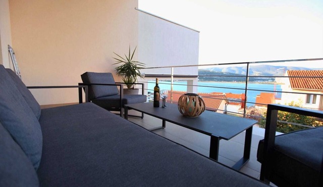 Luxury Villa Lana Apt ,Seaview Terrace, Large Outdoor Space ,BBQ, close to beach