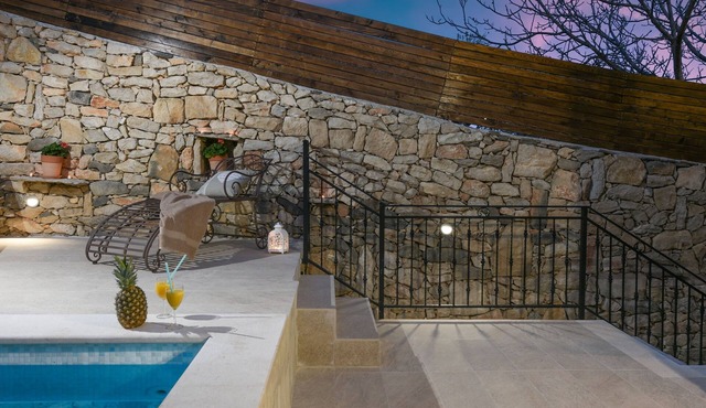 Luxury villa Laurana, 3 bedrooms, 4 bathrooms, 8 people, pool, privacy, nature