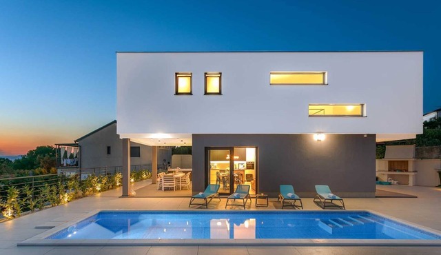 Luxury villa LEA MAGDALENA with heated pool