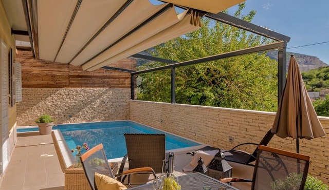 Luxury Villa LeLu with heated saltwater pool suitable for children and pets, with parking, high speed Internet, BBQ