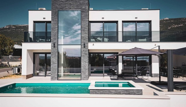 Luxury Villa Lunero with Pool
