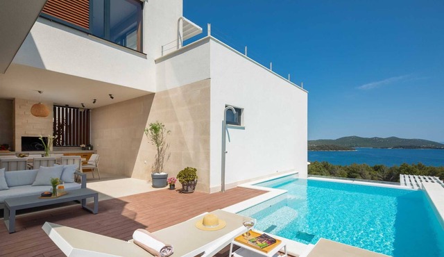 Luxury Villa Lynx with Pool