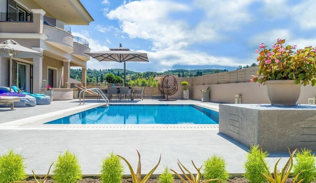 Luxury Villa Matzourana