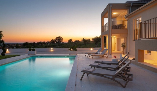 Luxury Villa Morus with pool 50m2, gym, family, bbq