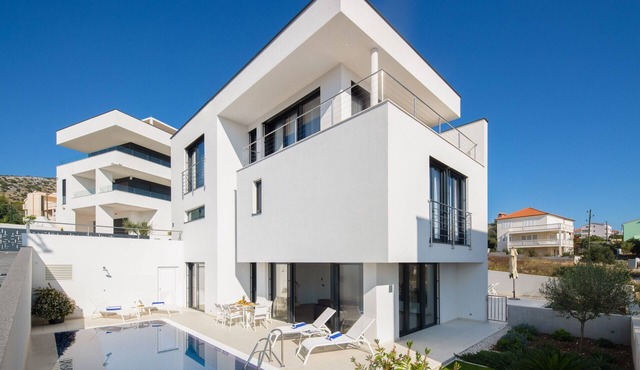 Luxury Villa Nautica Terza with Pool