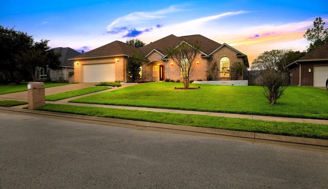 Luxury Villa near A&M w/Grand Hall & Game Room