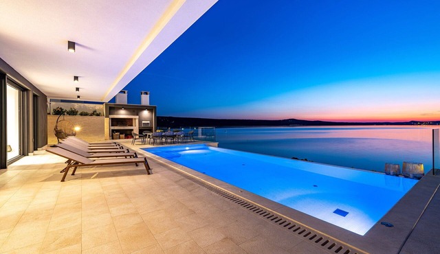 Luxury Villa Novita with Pool