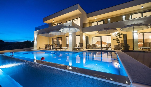 Luxury Villa Nuova with heated pool
