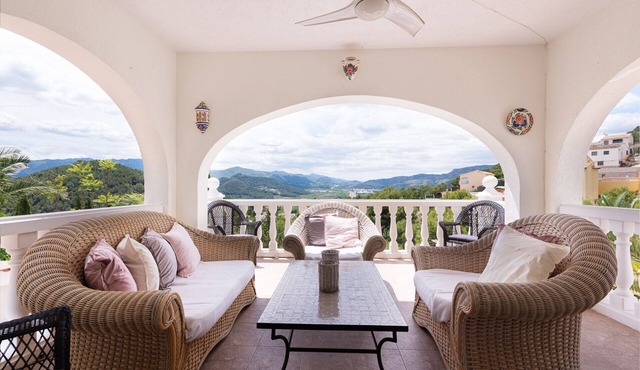 Luxury villa of 300 m2 with solar heated pool and scenic views for 15 persons