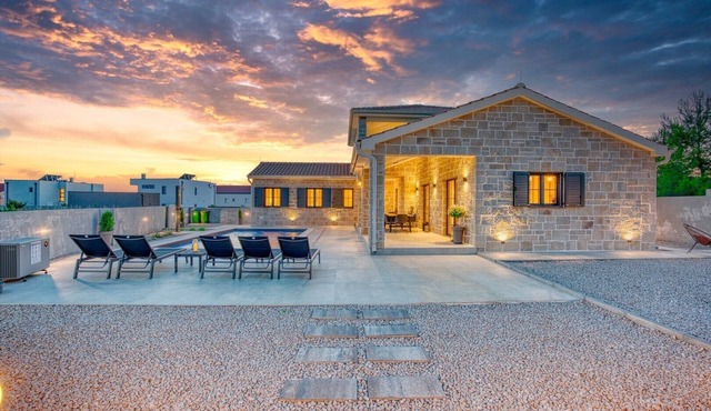 Luxury Villa Oliva Oliana heated pool 32m2, bbq, family