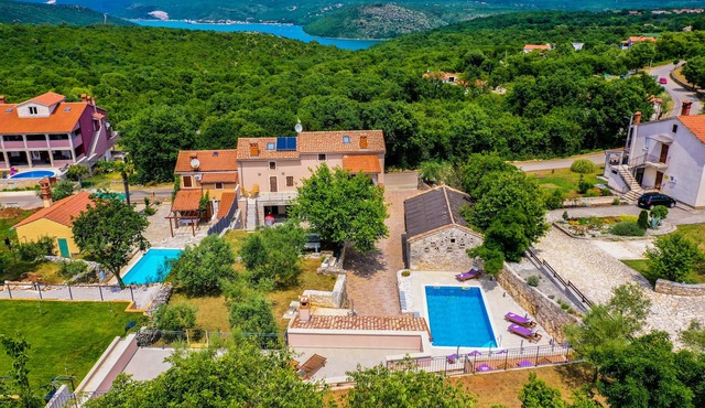 LUXURY VILLA ON SPACIOUS PRIVATE PROPERTY