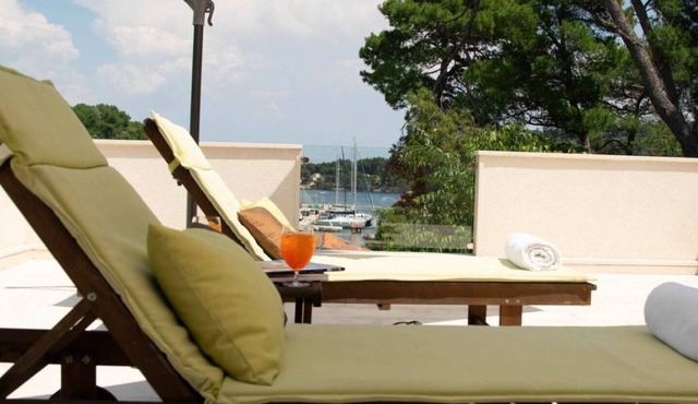 LUXURY: VILLA on the SEA, POOL & BEACH BIKE & KAYAK & PRESENT