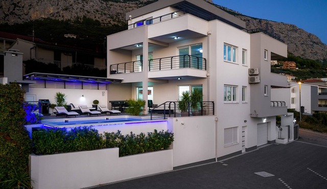 Luxury Villa Palladium in the Center with *Heated Pool, *Penthouse and *Jacuzzi