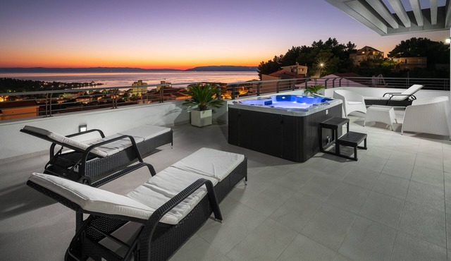 Luxury villa Palladium in the center with * heated pool, * penthouse and * whirlp.