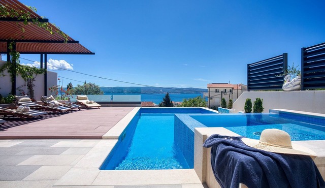 LUXURY VILLA PARADISE 120m from sandy beach, heated pool, billiard, max 12 pax