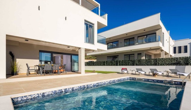 Luxury Villa Prime Gloria with Heated Pool