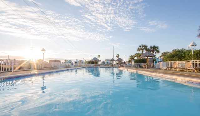 Luxury Villa, Private Lounge Access, Pool and Gym