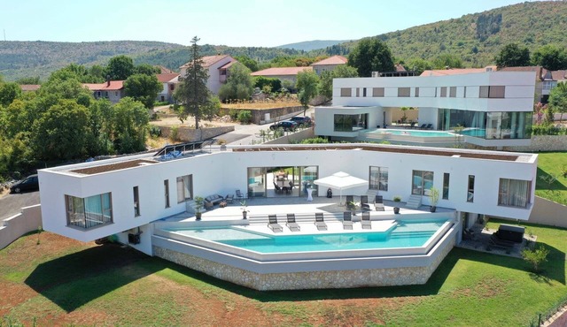 Luxury Villa Red & Blue heated pool, sauna, tennis court, mini golf, stylish, family, panoramic view