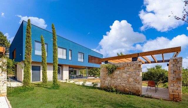 Luxury Villa Red Carpet with Pool