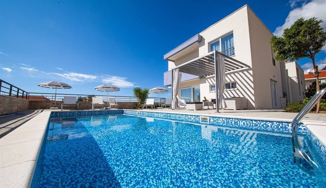 Luxury Villa Red Silk with Pool